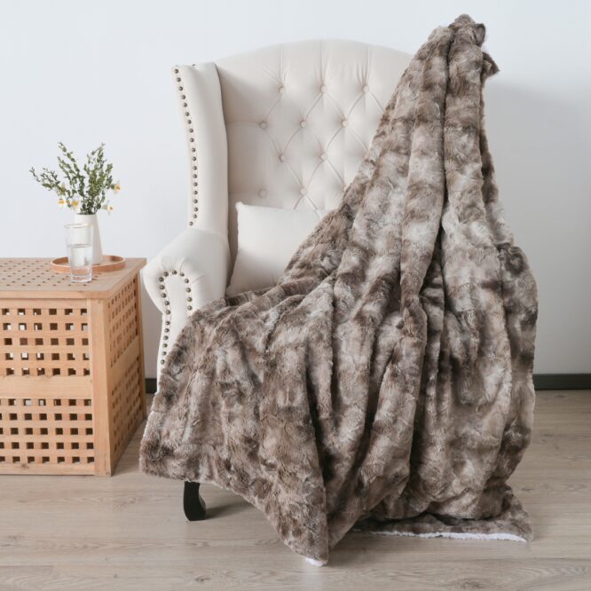 FAUX FUR ELEGANCE